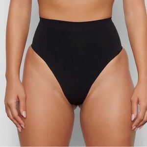 SKIMS NWOT SEAMLESS SCULPT
MID WAIST THONG size SMALL